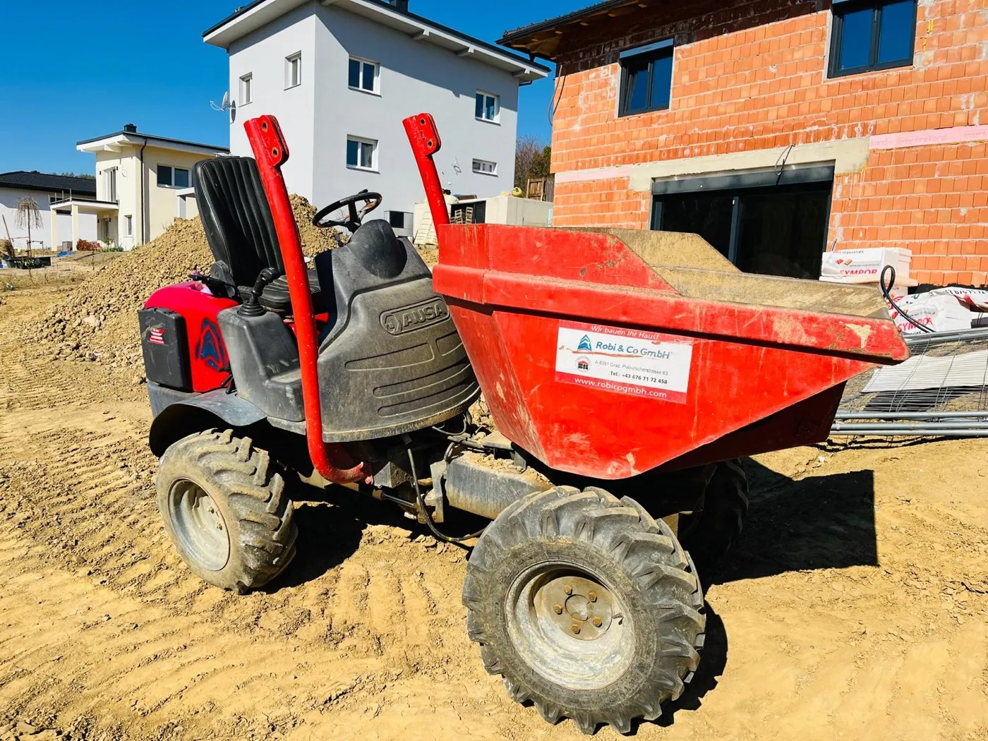 Baustellen-Dumper von Robi & Co bei Erd- und Aushubarbeiten auf einer Rohbau-Baustelle in Graz